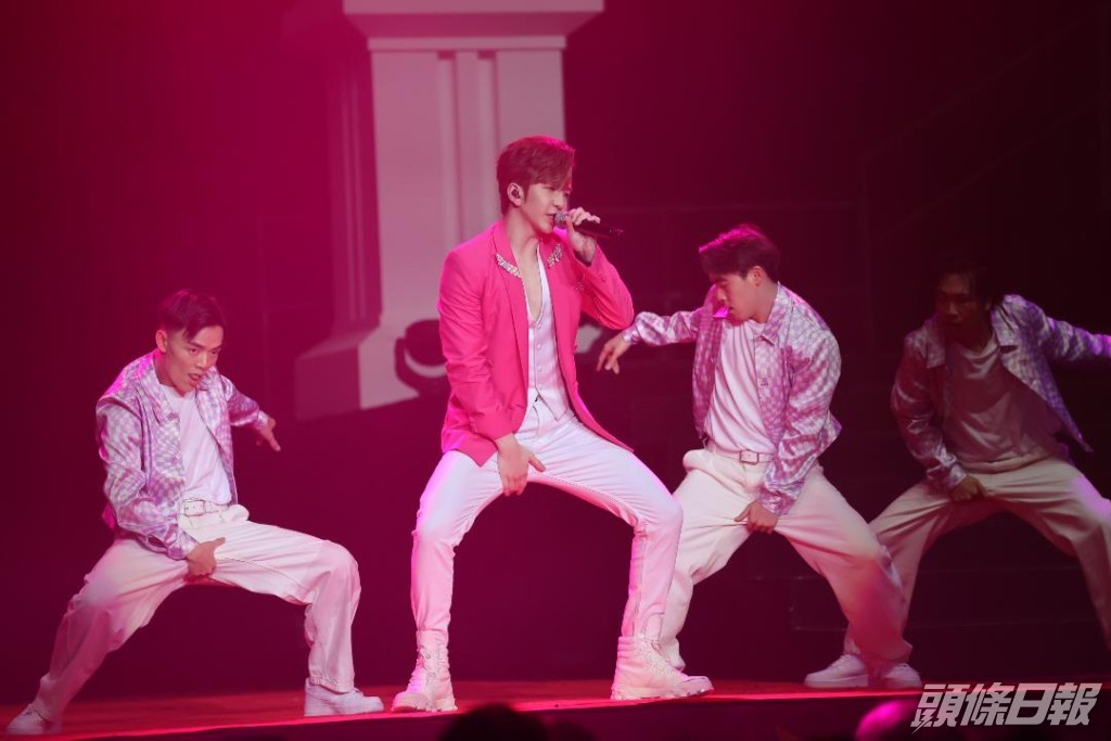 台上教主勁歌熱舞。